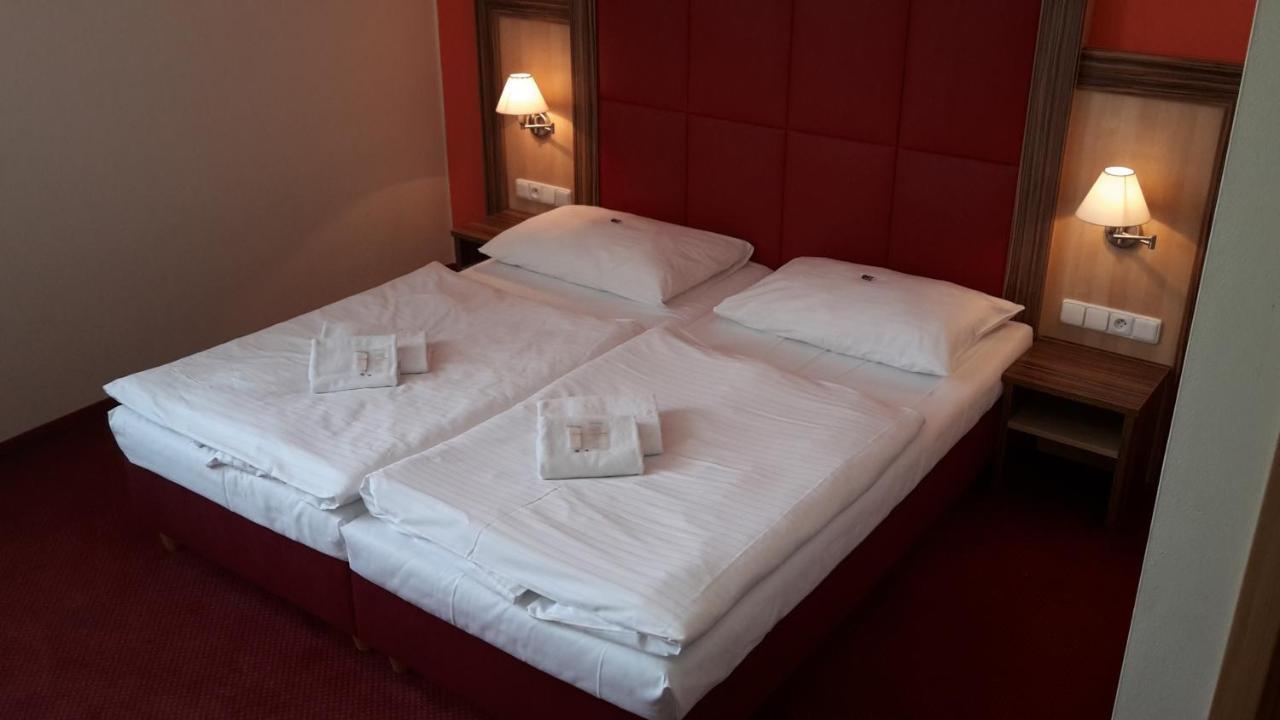 Corner Hotel U Divadla*** - Znojmo Esterno foto